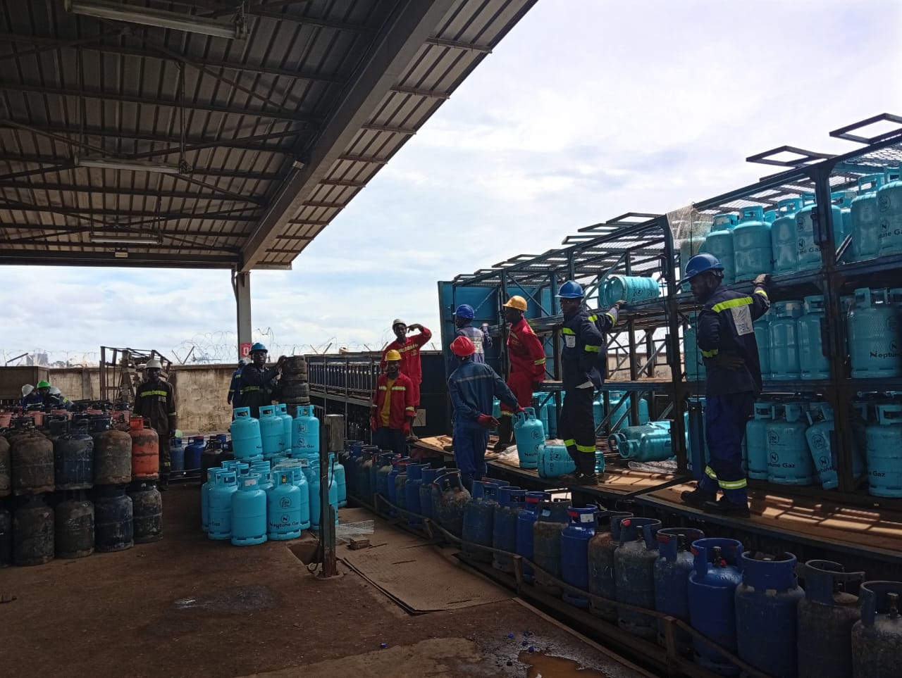 Manutention de bouteilles de gaz domestique au dépôt de Bonabéri